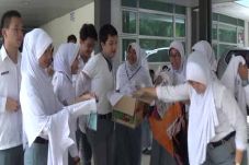 Kelar UN, Pelajar Kumpulkan...