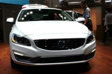Volvo S60L Hibrid Meluncur...