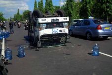 Truk Pengangkut Air...