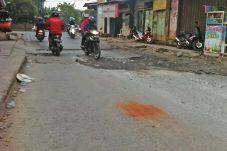 Banyak Jalan Rusak di...