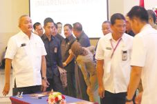 Alex: Saya Minta Tunda...