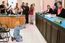 Bersimpuh, Asyani Kembali...