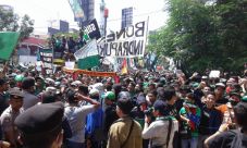 Ratusan Bonek Tutup...