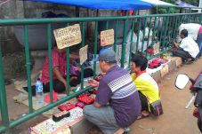 Tewas, Pedagang Batu...