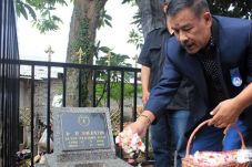 Di Atas Pusara Soeratin,...