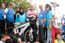 Ribuan Warga Hadiri...