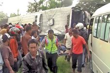 Bus Sumber Selamat Terguling,...