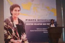 Menteri Susi Berlinang...