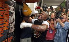 Mayweather Jr Anggap...