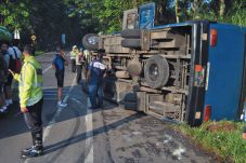 Bus TNI AU Terguling,...