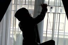 Ditinggal Kerja, Rumah...