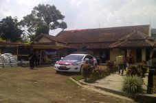 Pengawalan Liontin Batu...
