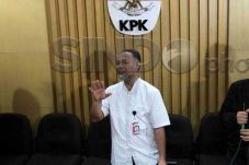 Bambang Widjojanto Tersenyum...