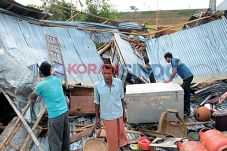 Badai Terjang India,...