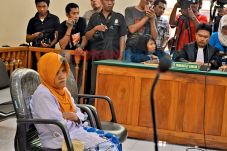 Nenek Asyani Tantang...