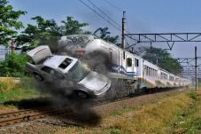 KRL Hajar Mobil, Satu...
