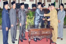 Banleg Usulkan Tiga...