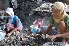 Warga Pesarean Bekerja...