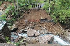Jembatan Putus Dua Perdukuhan...