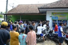 Tuntut Kades Mundur,...
