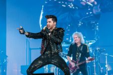 Adam Lambert Gandeng...