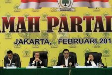 Saksi Ahli: Putusan...