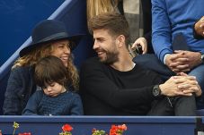 Pique dan Shakira Ciuman,...