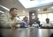 Menpora Ngotot, Hanya...