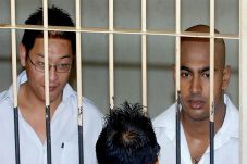 Myuran Curhat Lewat...