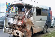 Bus Lion Air Seruduk...