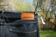 Tips Mencuci Jeans Agar...