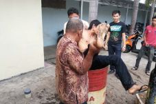 Mabuk di Jalan, Pria...