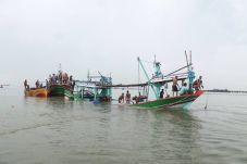 Dihantam Ombak, Kapal...