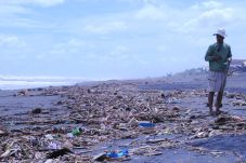 Sampah Tutupi Keindahan...