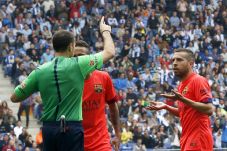 Dituding Hina Wasit,...