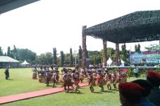 Tarian Adat Papua Ramaikan...