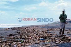 Sampah Penuhi Pantai...