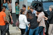 Menangis Histeris dan...