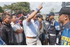 Buruh Gebrak Meja Manajer...