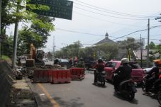 Diguyur Hujan Jalan...
