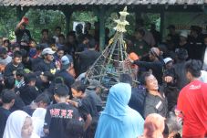 Warga Berebut Tumpeng...