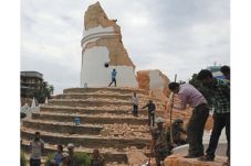 Hancurkan Bangunan Bersejarah