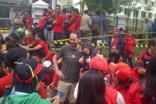 Massa Buruh Rebutan...