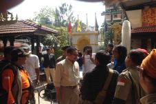 Tiba di Kathmandu, Tim...