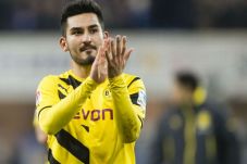 Selain Hummels, Gelandang...