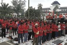 Ribuan Buruh Kepung...