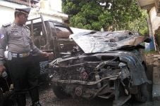 Mobil Tabrak Warung...