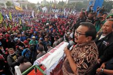 Ribuan Buruh Masih Diupah...
