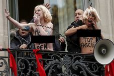 Para Aktivis Topless...