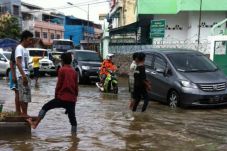 Hujan Enam Jam, Sungai...